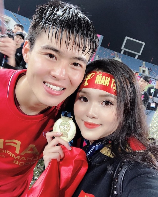 Những câu chuyện tình cầu thủ và bạn gái nổi tiếng